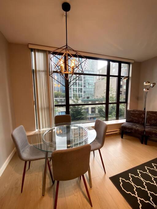Entire Condo In Heart Of Downtown Vancouver Luaran gambar